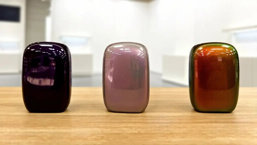 wireless earbud charging cases with reflective effect pigment coating