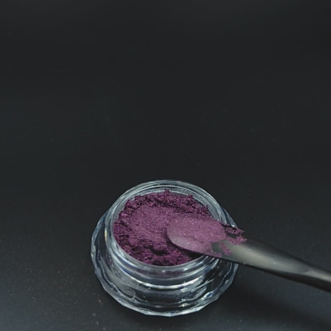 chrome metallic pigment with crimson violet reflective effect